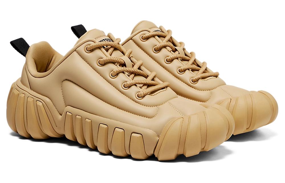 Onitsuka Tiger Dentigre Puff Desert Camp paar samen, goudveters en zwarte pulltabs zichtbaar