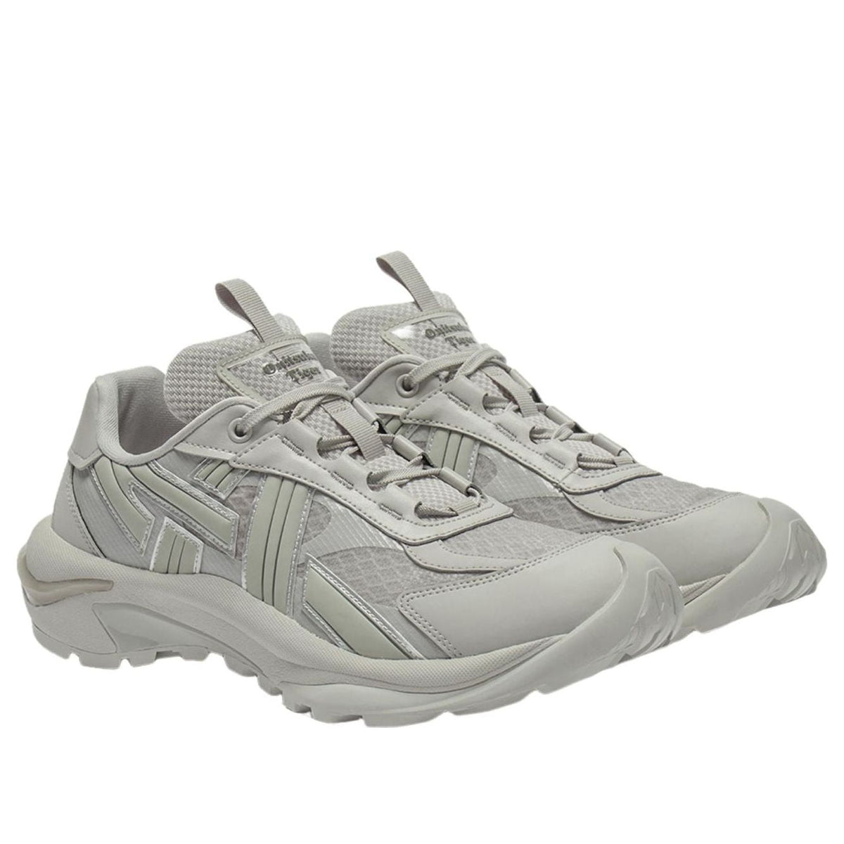 Onitsuka Tiger Tigtrail Oyster Grey, paar samen in driekwart aanzicht met vetersluiting zichtbaar