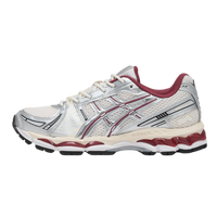 ASICS Gel-Kayano 12.1 Silver Burgundy, zijaanzicht met wit mesh, bordeaux accenten en wavy zool