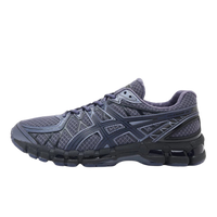 ASICS Gel-Kayano 20 Indigo Fog, zijaanzicht met grijsblauw mesh, donkerblauwe stiksels en zwarte zool