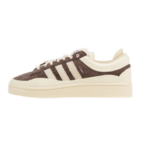 Adidas Campus Deep Brown Chalk Bad Bunny, zijaanzicht met bruine wollenopper, drie witte strepen en witte platform zool