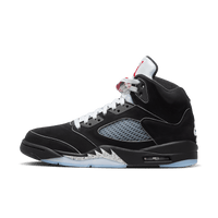 Air Jordan 5 Black Metallic Reimagined, zijaanzicht met zwart suède, lichtblauwe zool en witte veters