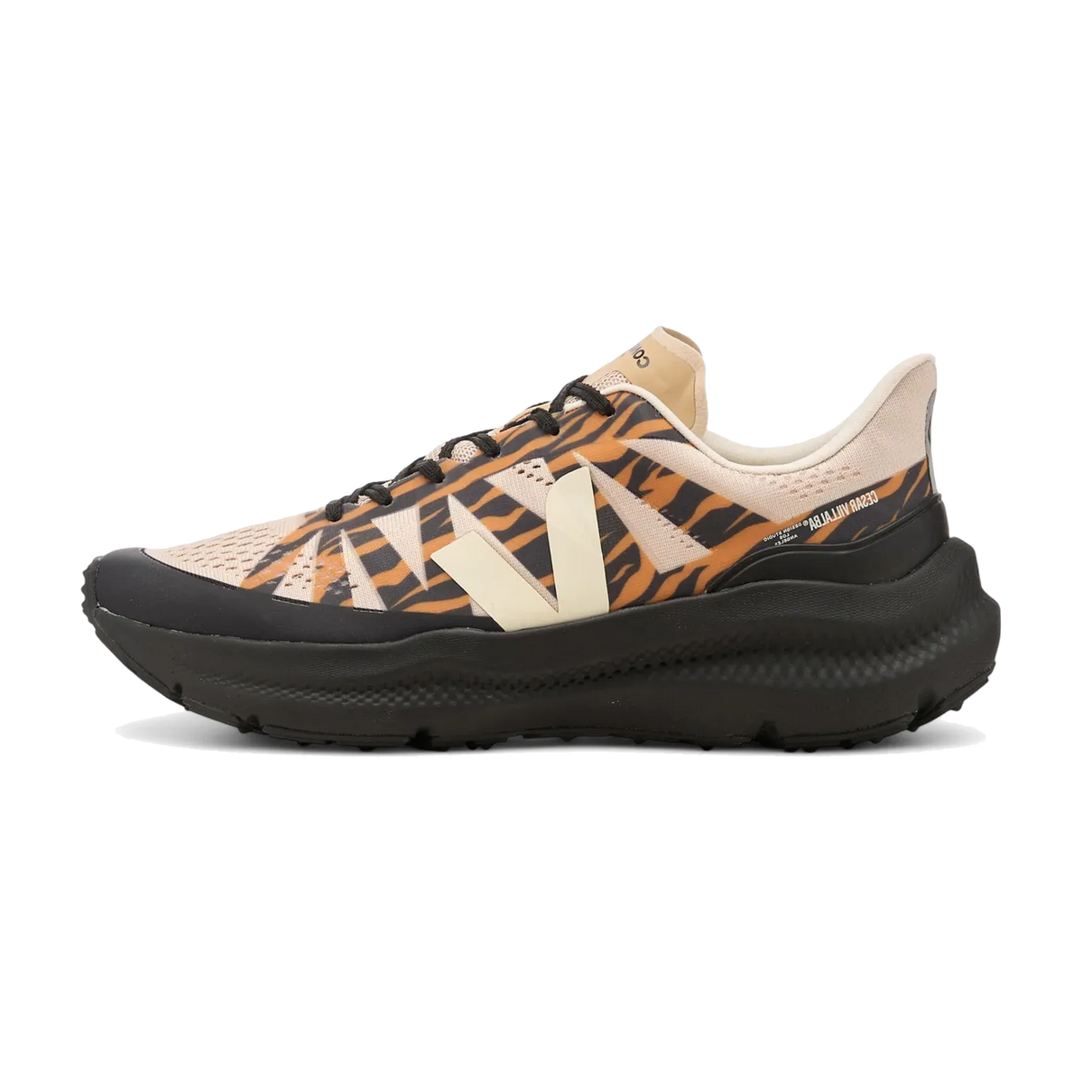 Veja Condor 3 Advanced Cesar Villalba zijaanzicht, beige mesh met oranje en zwarte strepen, wit V-logo, zwarte zool