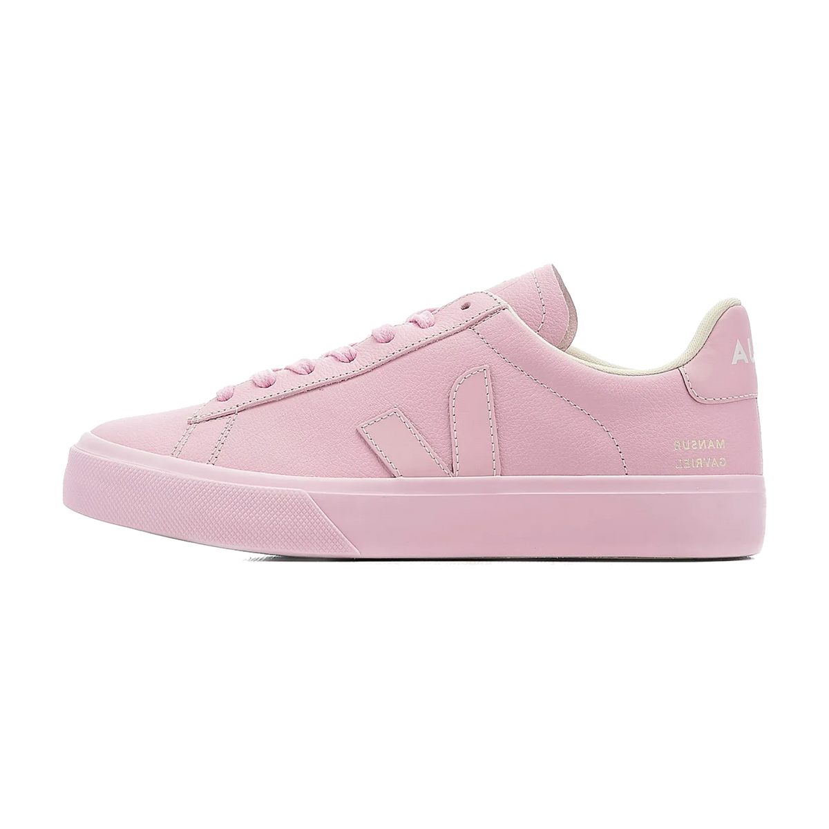 Veja Campo ChromeFree Leather Mansur Gavriel Rosa, zijaanzicht van een roze sneaker met lichtgekleurde zool