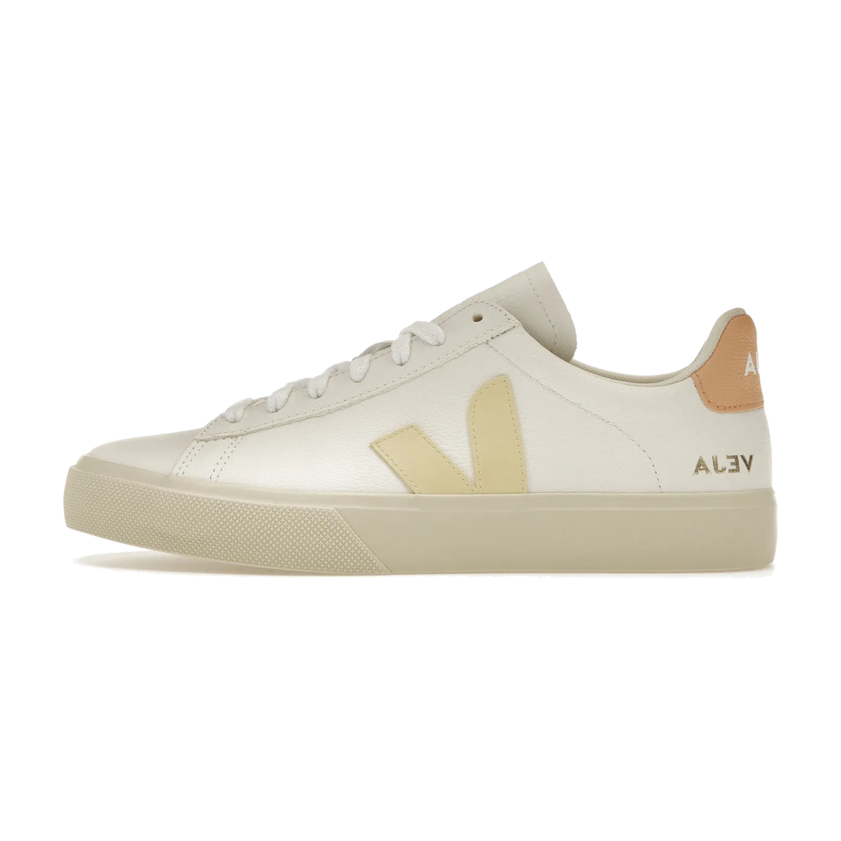 Veja Campo Chromefree Leather White Sun Peach zijaanzicht, wit leer met geel V-logo en abrikoos suède hielstuk