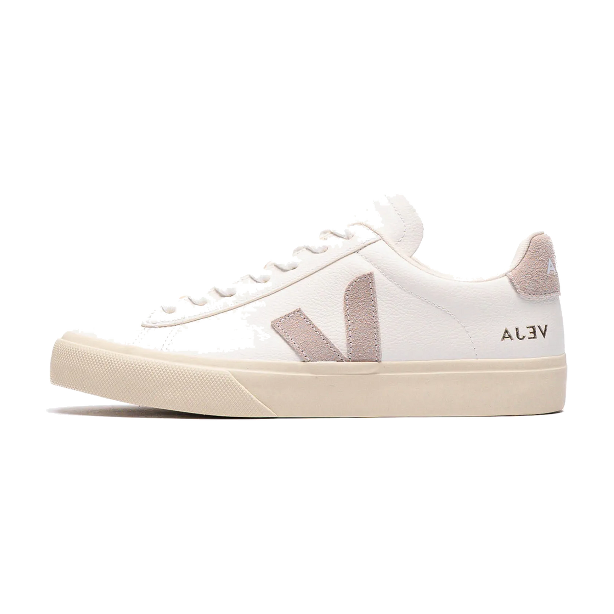 Veja Campo Leather Extra White Babe zijaanzicht, wit leer met grijze V-logo patches en cremekleurige zool
