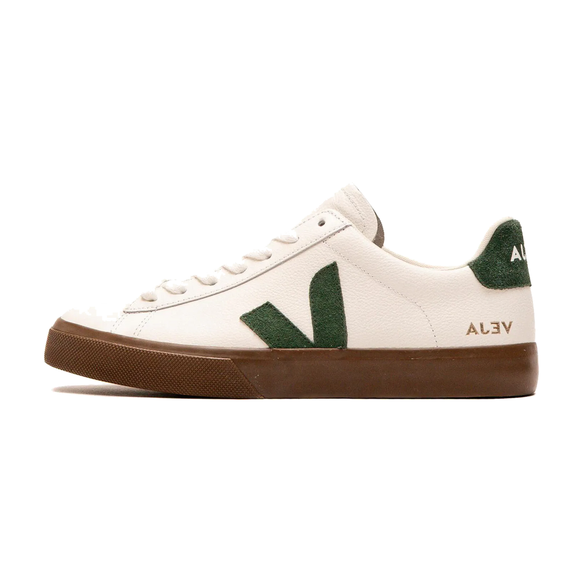 Veja Campo Leather White Cyprus Bark zijaanzicht, wit leer met groen suède logo detail en bruin rubberzool