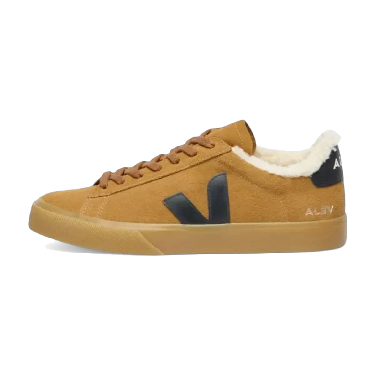 Veja Campo Winter Camel Black zijaanzicht, camel suède met zwart logo, witte fleece voering, bruine zool
