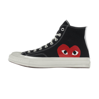Converse Chuck Taylor All Star 70 Hi Comme des Garcons PLAY Black, zijaanzicht met rood hartlogo en witte zool