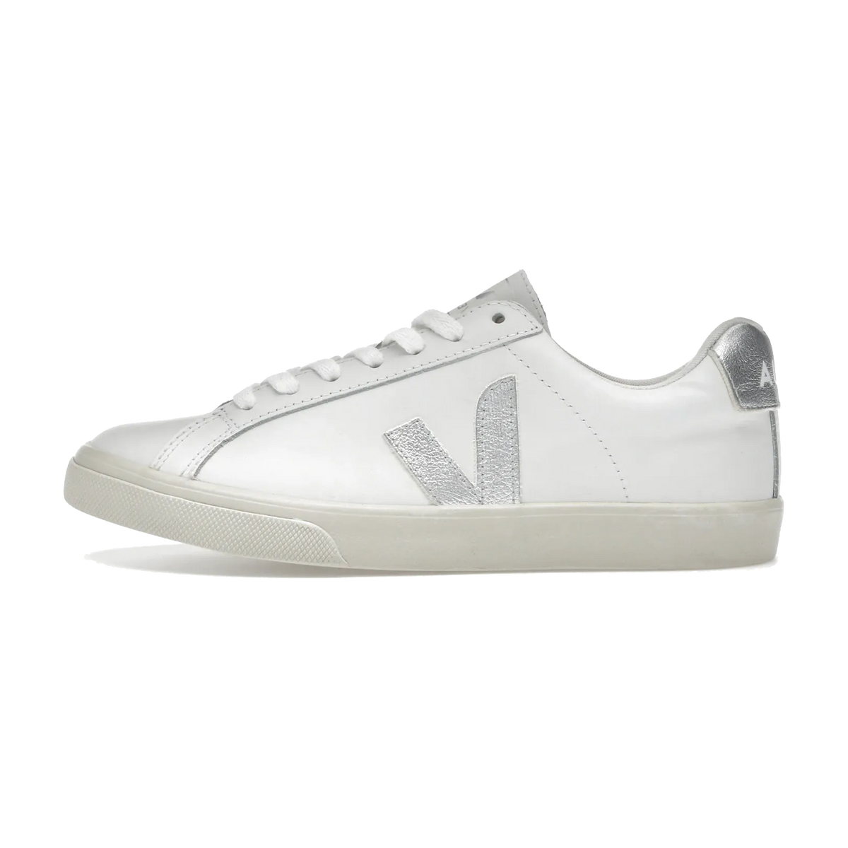Veja Esplar Leather White Silver, zijaanzicht met wit leer, zilveren V-logo en crèmekleurige zool
