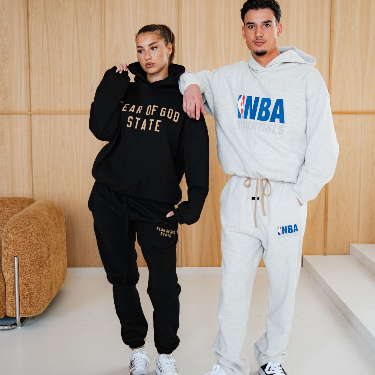 Fear Of God Essentials NBA Light Heather Full set, paar samen met rechtse NBA-set en linkse hoodie