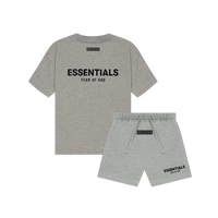 Fear of God Essentials Dark Oatmeal Summer Set Kids, productfoto met t-shirt en shorts in grijs melange