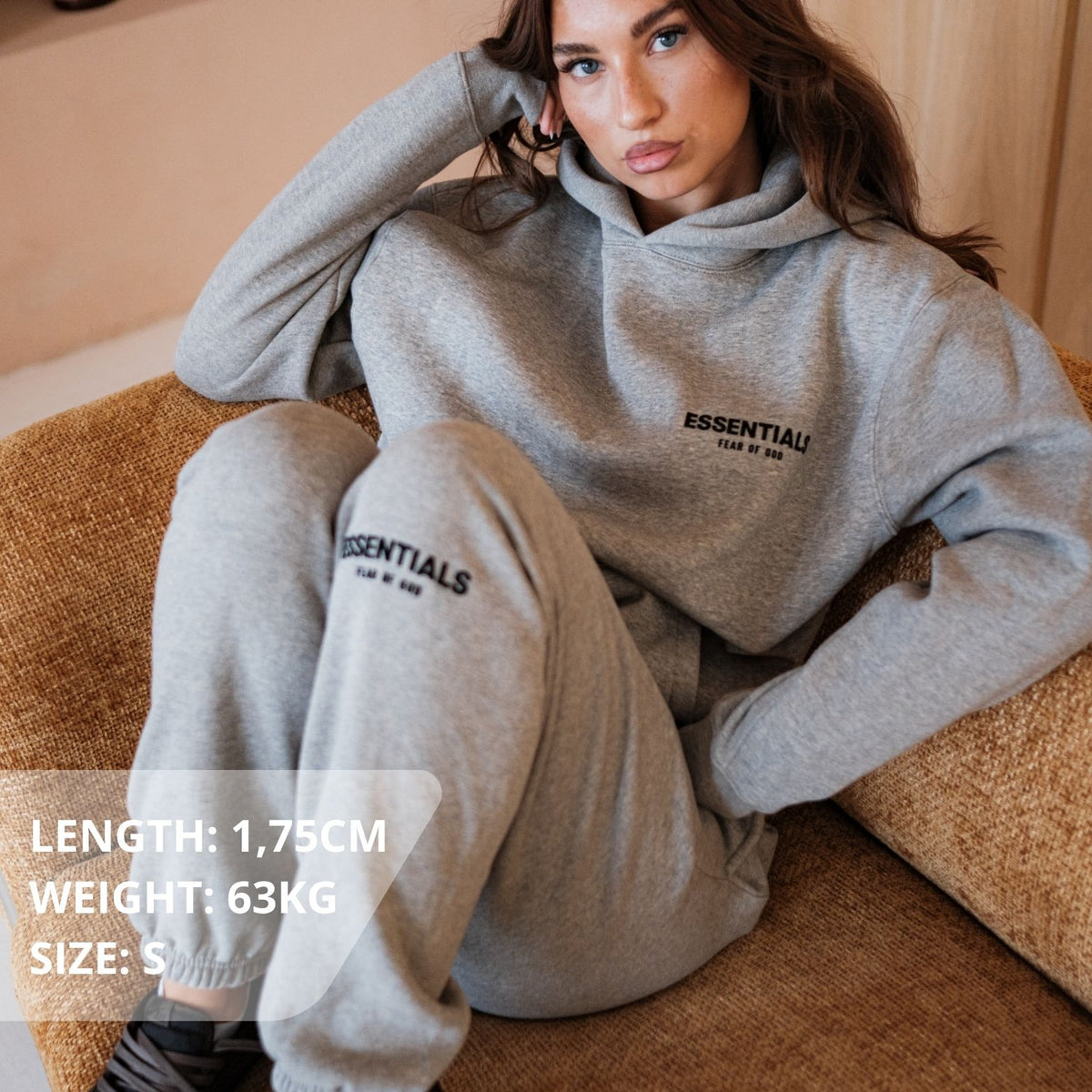 Fear of God Essentials Dark Oatmeal Full set, gedragen als hoodie en joggingbroek in grijs melange met logo's, vooraanzicht