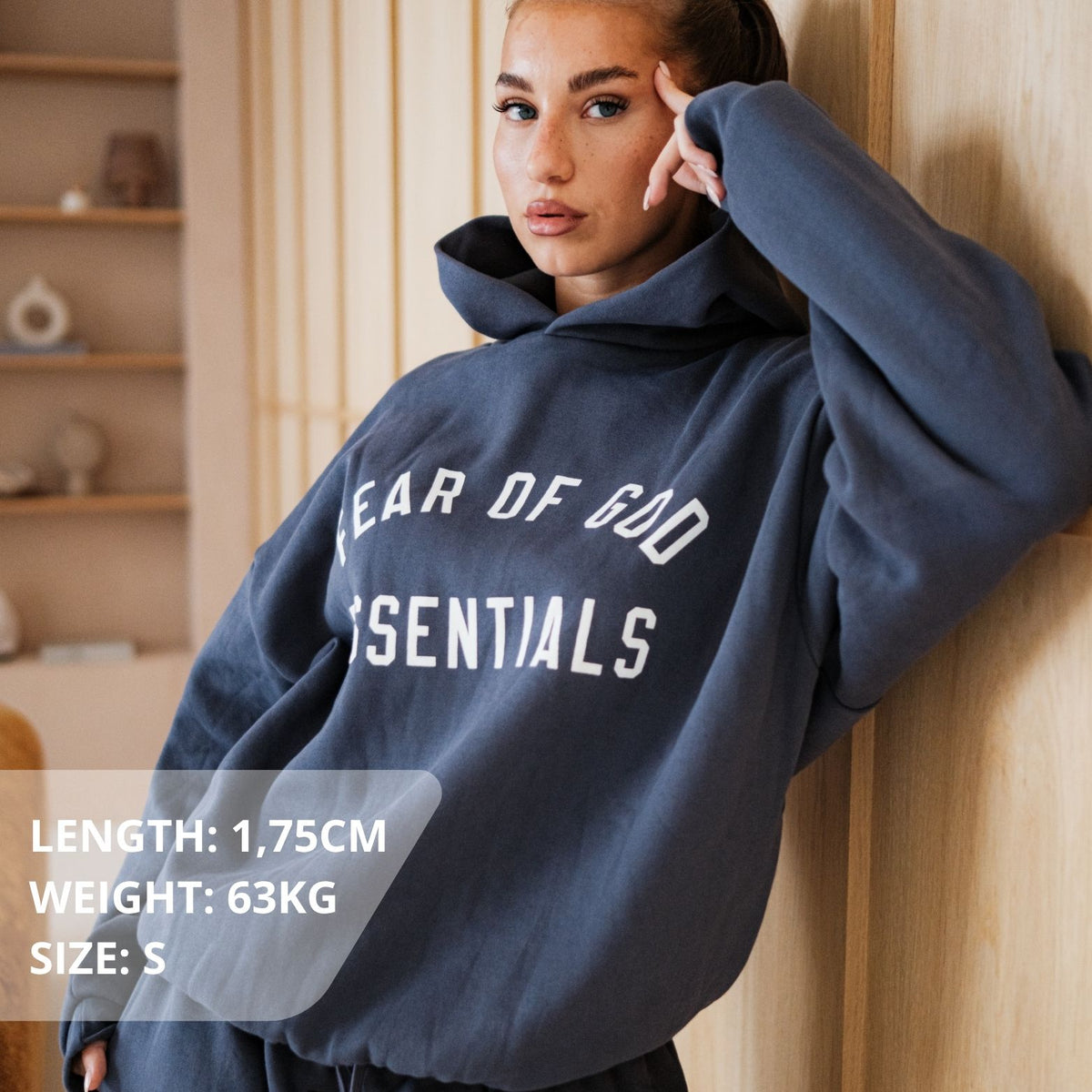 Fear of God Essentials FW24 Marine Full set, gedragen vooraanzicht met wit logo en donkerblauwe hoodie
