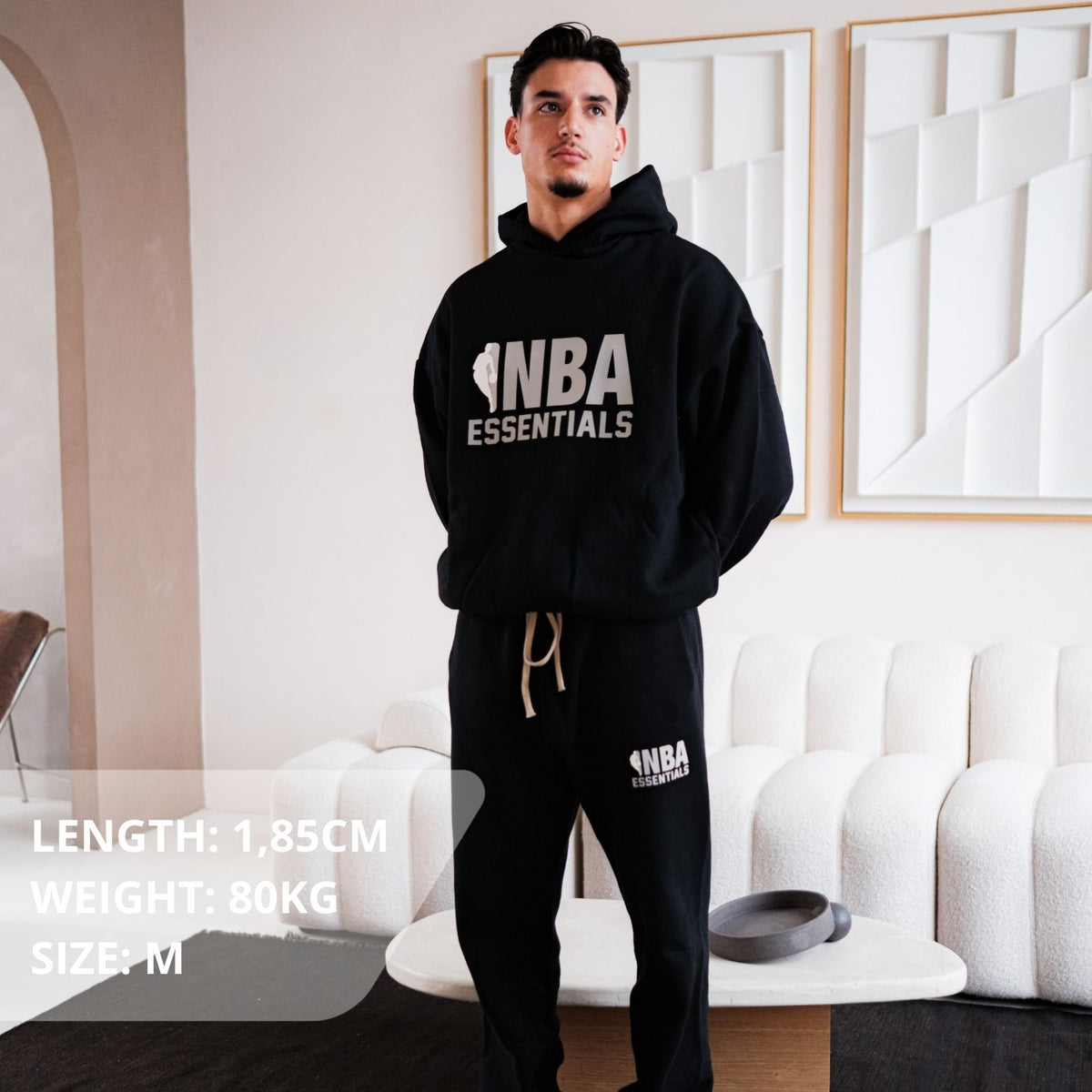 Fear of God Essentials NBA Black Grey Full set, gedragen volledig outfit met zwarte hoodie en broek met NBA-logo