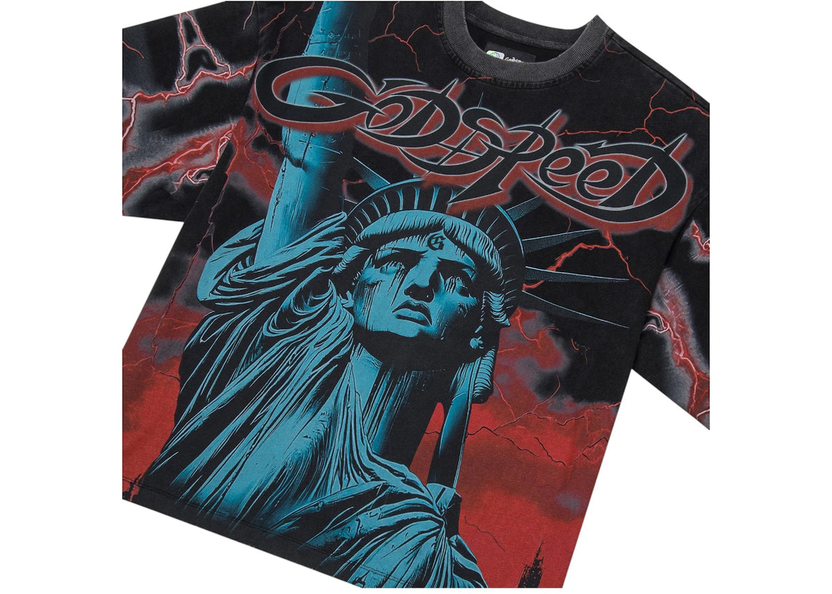 Godspeed Voltage T-Shirt Red, driekwart aanzicht met gedetailleerd Vrijheidsbeeld-motief en tekstlogo