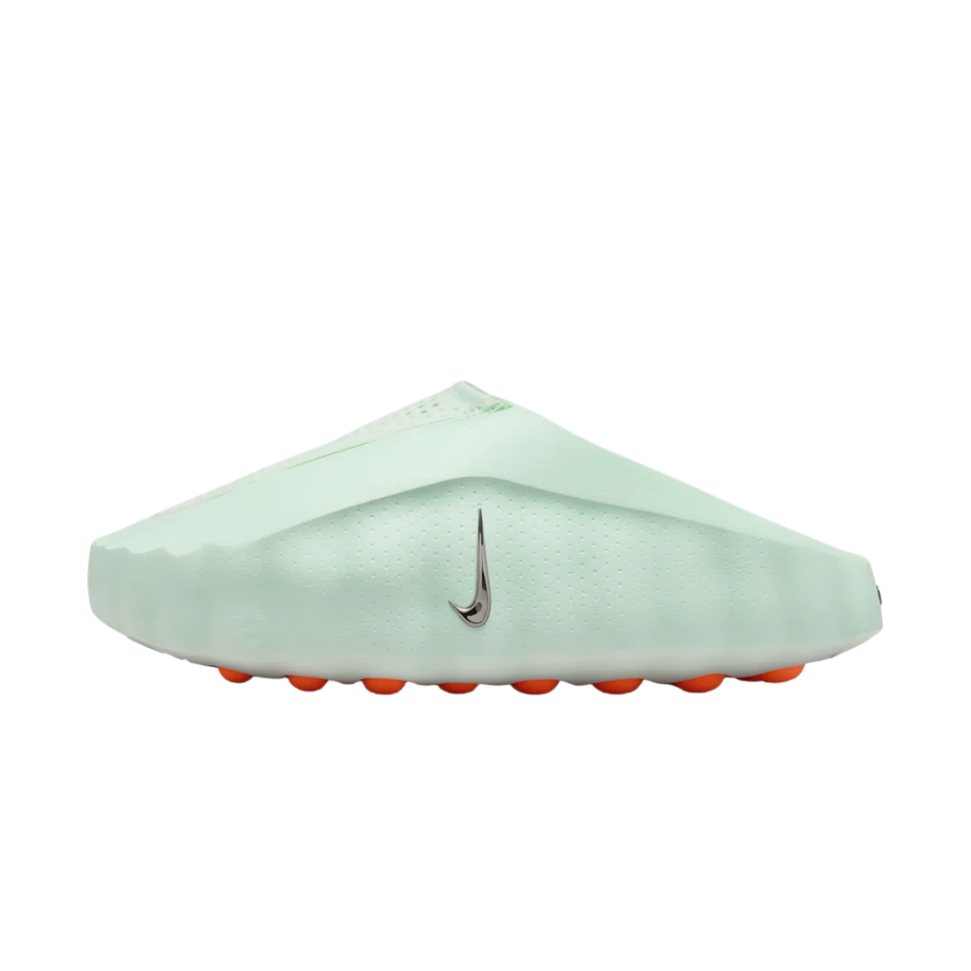 Nike Mind 001 Slide Barely Green, bovenaanzicht met mintgroen fluweelachtig materiaal en Nike Swoosh logo