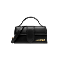 Jacquemus Le Bambino Black, vooraanzicht van zwarte lederen handtas met gouden logo en gestikt detail