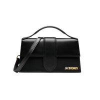 Jacquemus Le Grand Bambino Black Gold, vooraanzicht met goudkleurig logo en gestikt detail op flap
