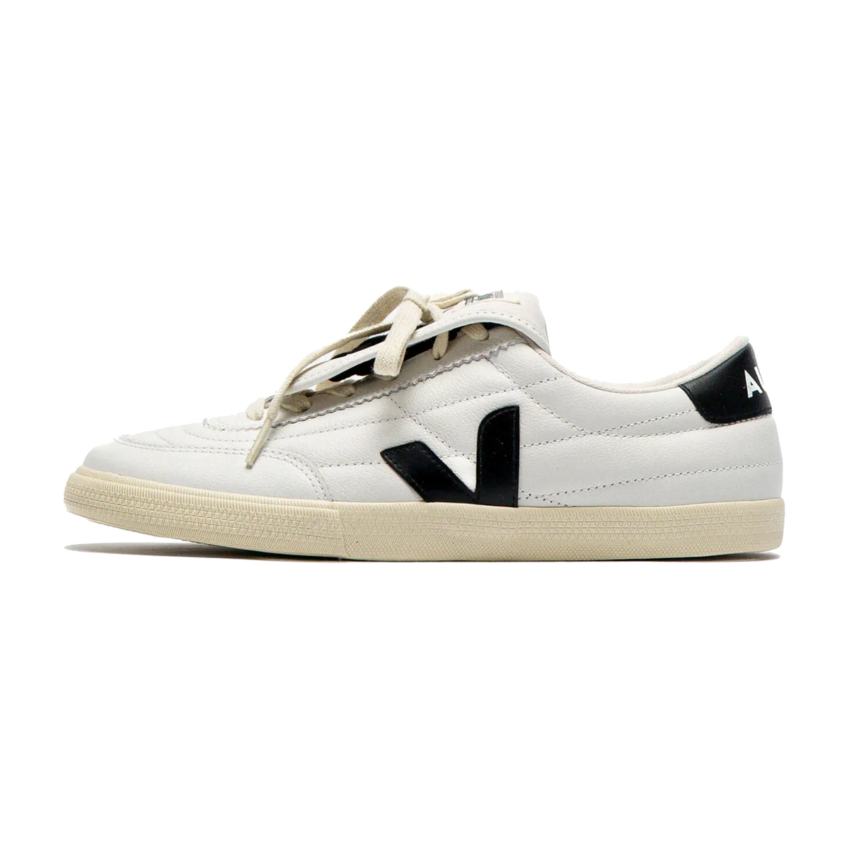 Veja Panenka Leather Magliano White, zijaanzicht met wit leer, zwart V-logo en crème zool