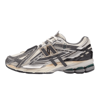 New Balance 1906A Tech Explosion, zijaanzicht met witte mesh, zwarte stiksels en beige tussenzool
