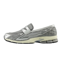 New Balance 1906L Metallic Silver, zijaanzicht met grijze mesh, zilvermetallic accenten en cremekleurige zool