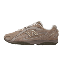 New Balance 204L Mushroom Arid Stone zijaanzicht met suède-look upper en wit 'N' logo