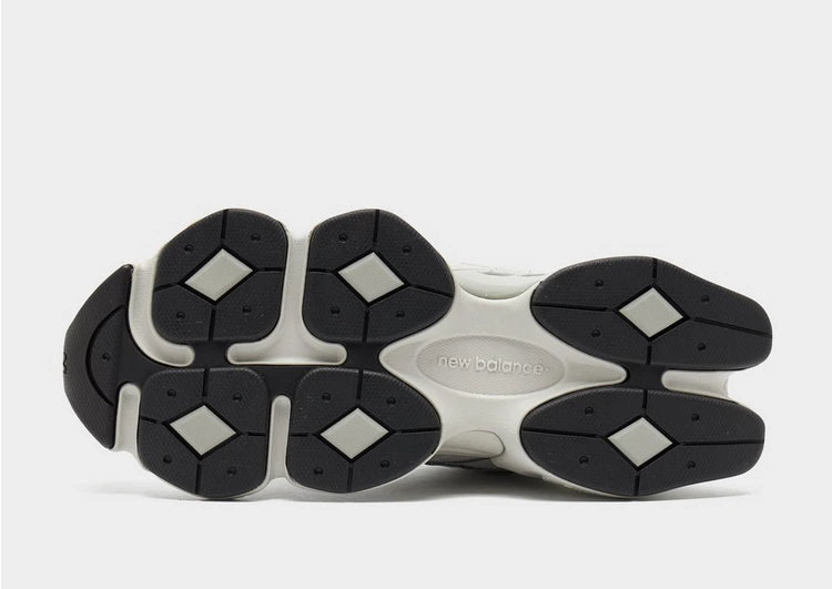 New Balance 9060
Light Grey Silver Metallic