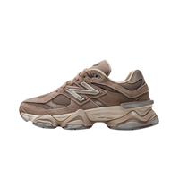 New Balance 9060 Mushroom, zijaanzicht met suède en mesh in taupe, crème zool met golvend profiel