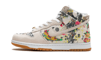 Nike SB Dunk High Supreme Rammellzee, zijaanzicht met crème suède, wit canvas, kleurrijke graffiti-print en gumzool