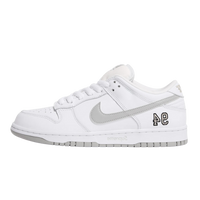 Nike SB Dunk Low Supreme 94 White Metallic Silver, zijaanzicht met witte en zilveren kleurvlakken en nummer 94-logo