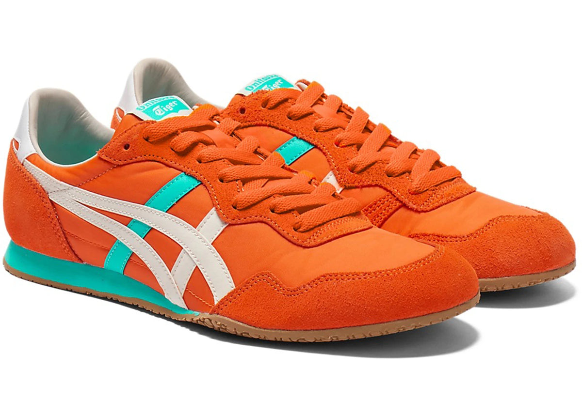 Onitsuka Tiger Serrano Habanero Birch, paar samen van voren met vetersluiting en contrasterende kleurvlakken