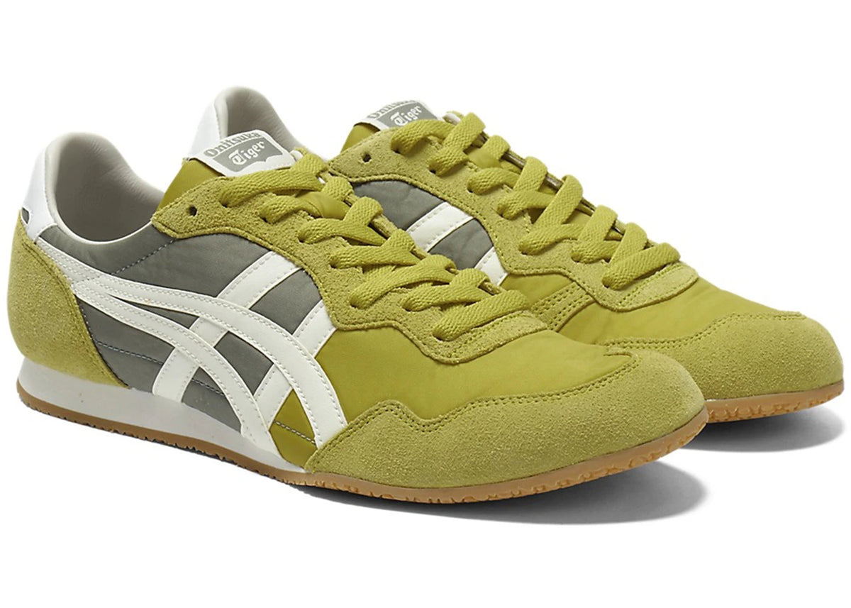Onitsuka Tiger Serrano Kelp Birch driekwart aanzicht, paar sneakers met geel suède en witte strepen
