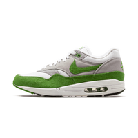 Nike Air Max 1 SP Chlorophyll 2024 x Patta zijaanzicht, wit en groen suède met grijze accenten en zichtbare Air Max zool