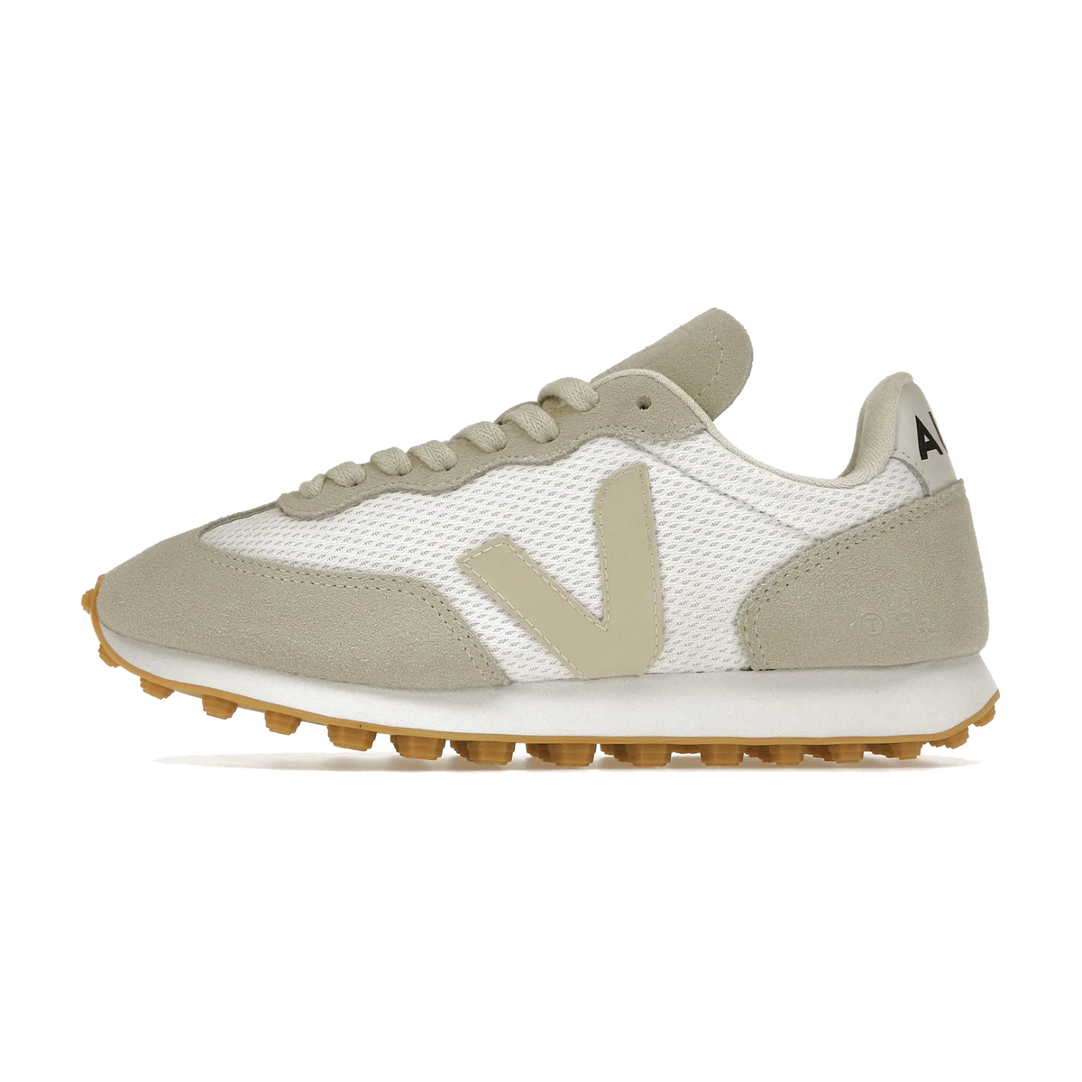 Veja Rio Branco Alveomesh White Pierre Natural, zijaanzicht met witte mesh, beige suède en bruine noppenzool