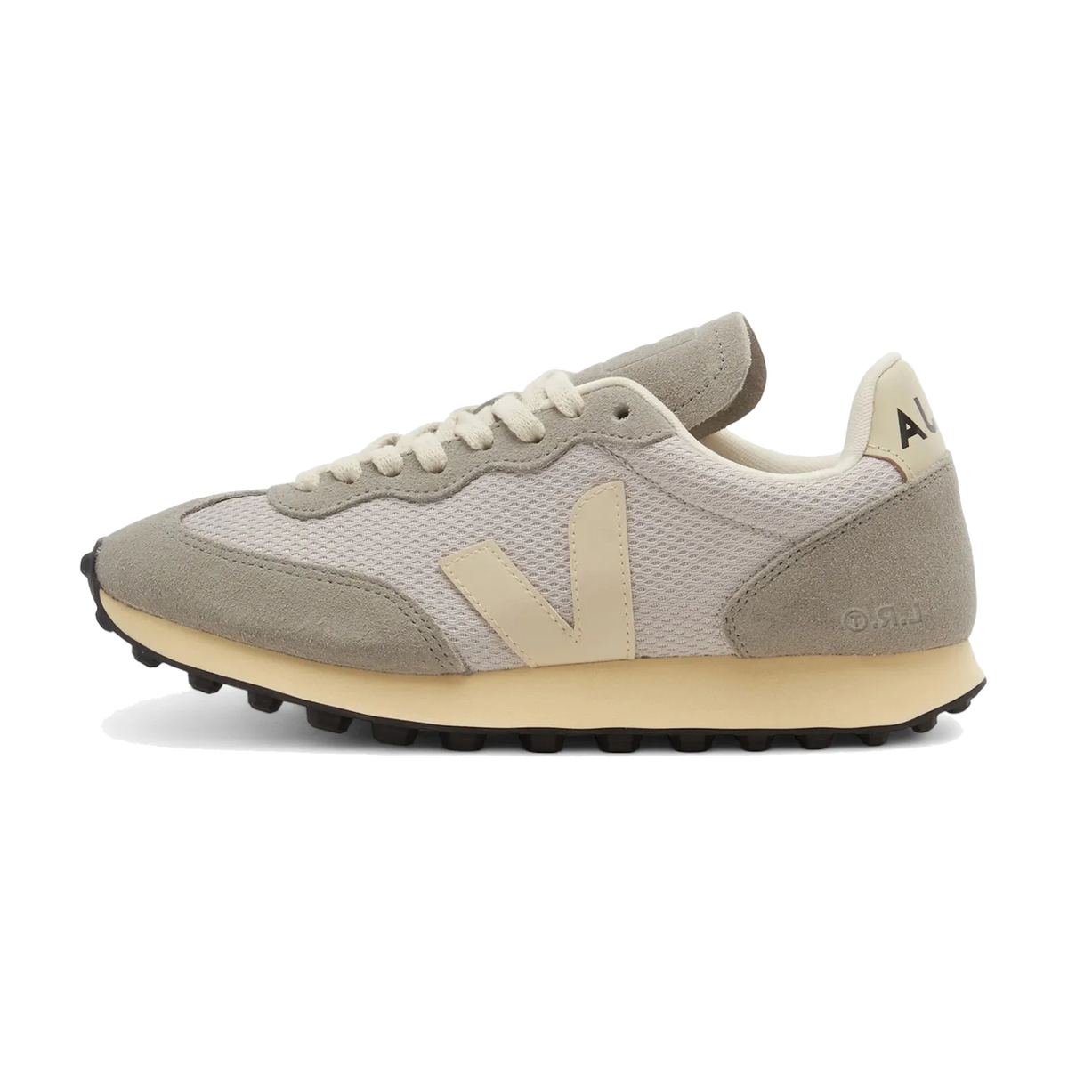 Veja Rio Branco Alveomesh Light Grey Pierre zijaanzicht met grijze mesh, crème suède accenten en zwart nobbelige zool