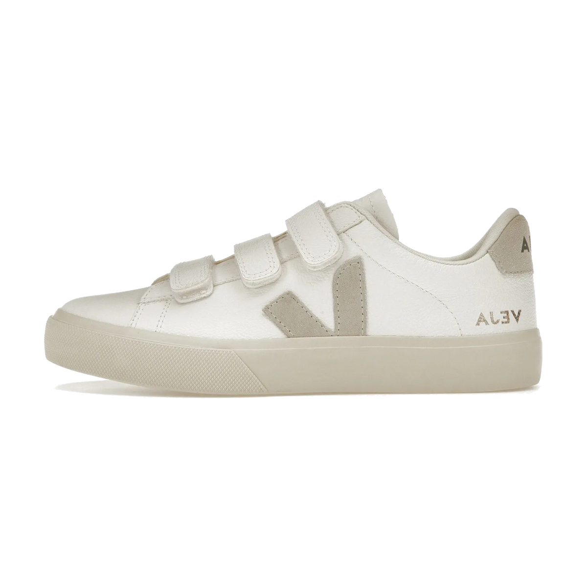 Veja Recife Chromefree Leather White Natural, zijaanzicht met witte leren bovenkant, beige zool en contrasterende V-logo