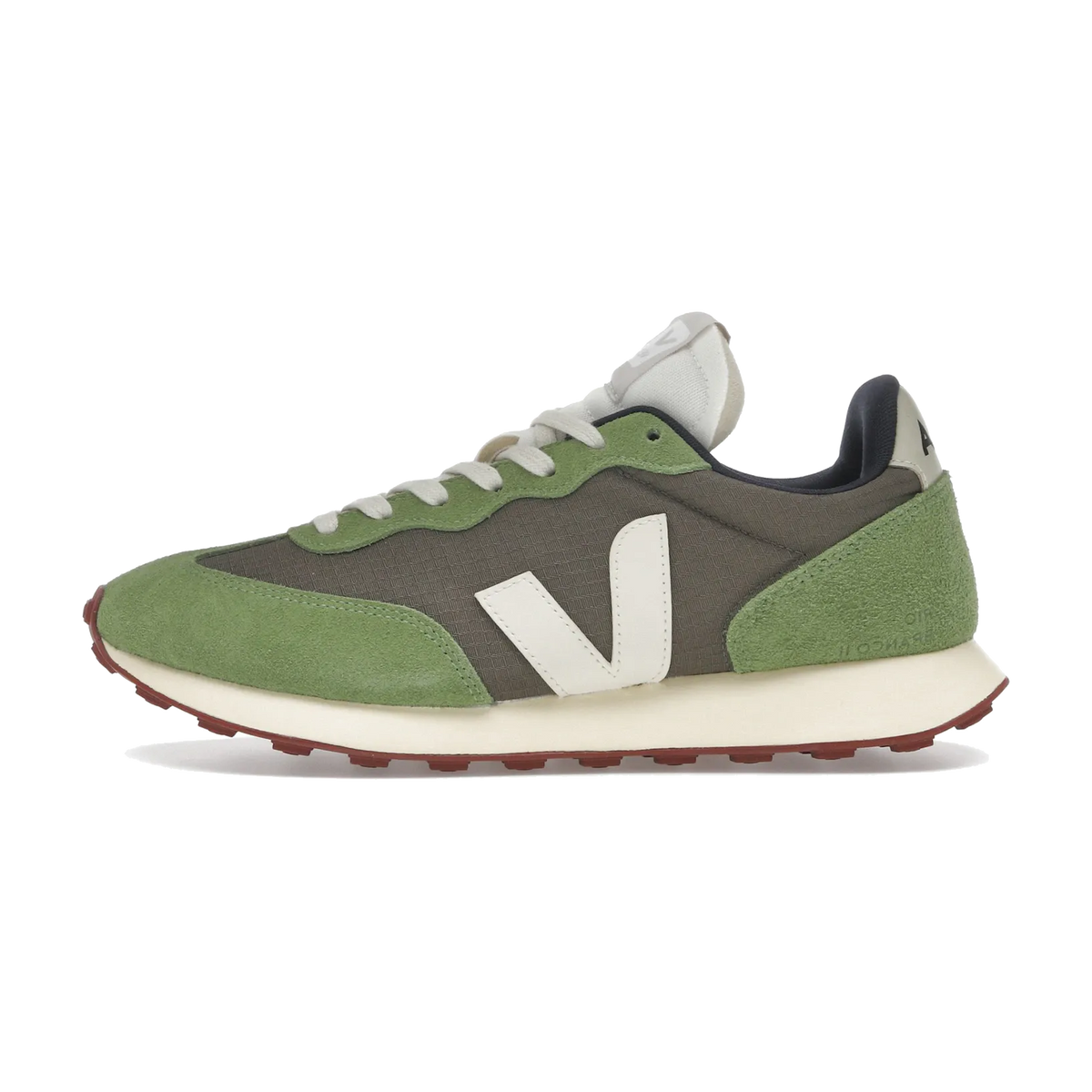 Veja Rio Branco II Ripstop Kaki Pierre, zijaanzicht met groen suède en kaki ripstop, crème V-logo en rode zool