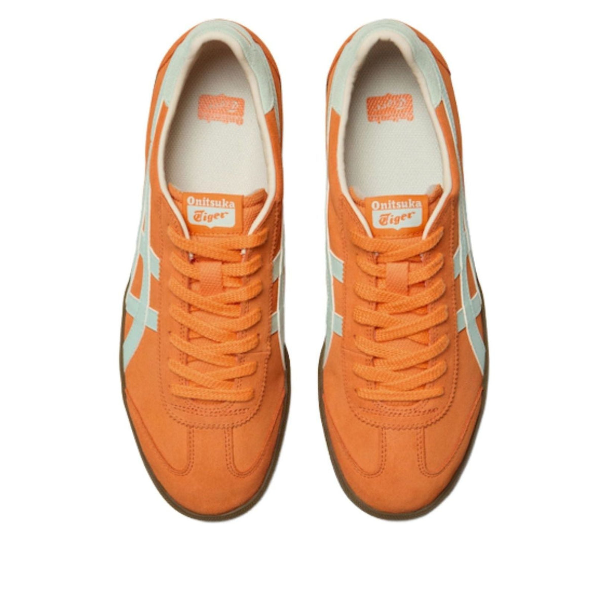 Onitsuka Tiger Tokuten Sun Peach Pale Blue bovenaanzicht beide schoenen, oranje veters en Onitsuka Tiger branding op tong