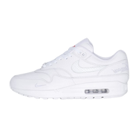 Supreme X Nike Air Max 1 87 Triple White, zijaanzicht van de witte sneaker met Air Max zool en gestikt swoosh logo
