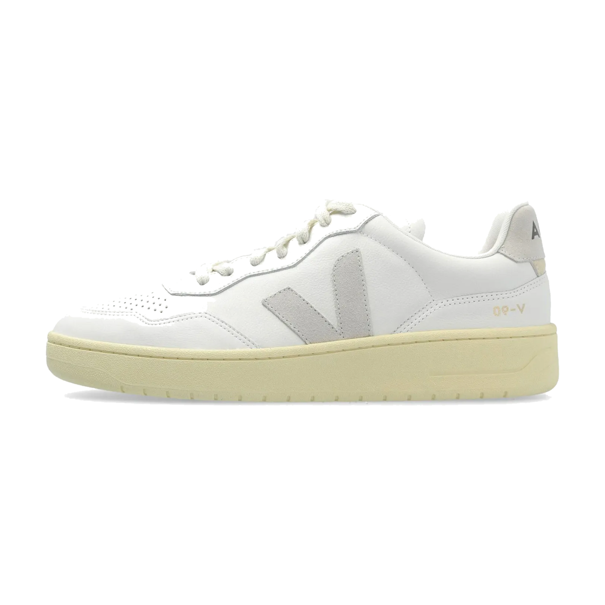Veja V-90 OT Leather Extra White Natural, zijaanzicht met wit leren bovenwerk, grijze V-markering en crème zool