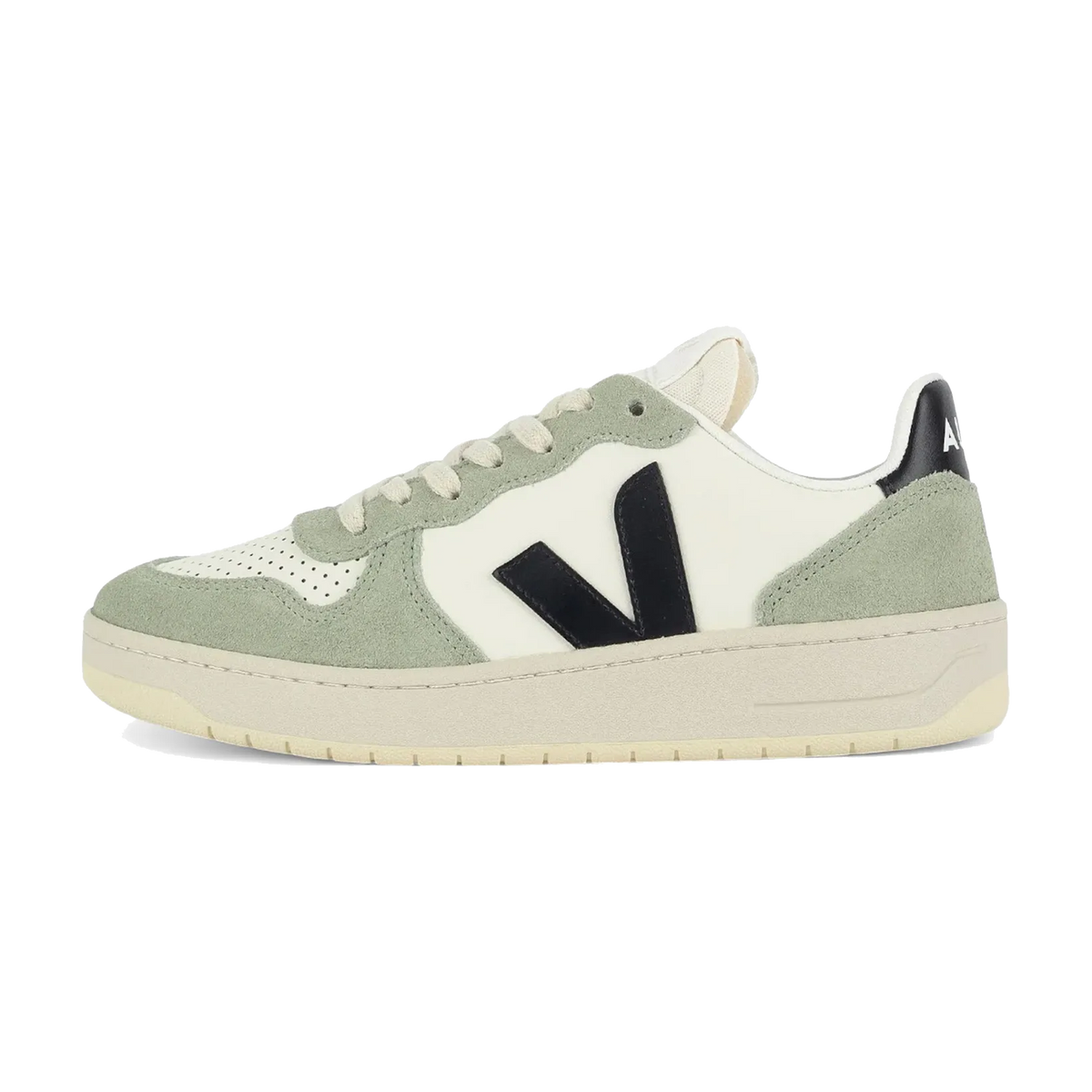 Veja V-10 Pure Black Clay, zijaanzicht met mint-groen suède, crème canvas en zwart logo, hoge zool