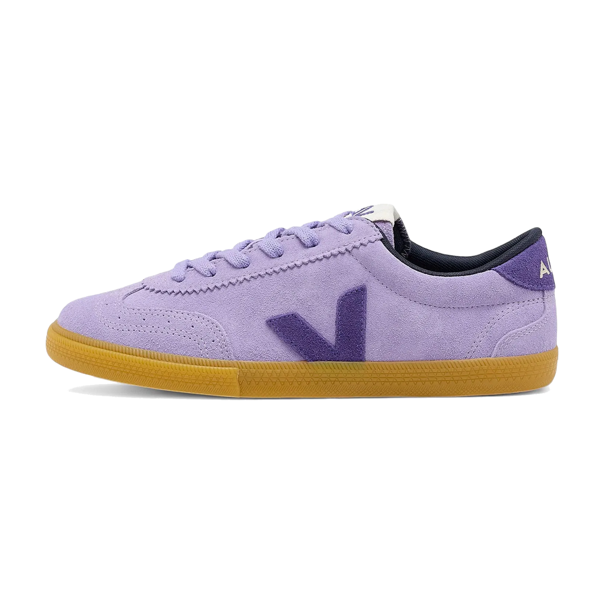 Veja Volley Leather Lavande Purple, zijaanzicht met lavendel suède upper, paarse V-logo en gomme zool