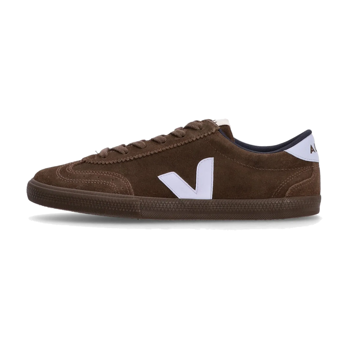 Veja Volley Eagle Swan Eagle zijaanzicht, bruine suède sneaker met wit V-logo en donkerblauwe hielkap