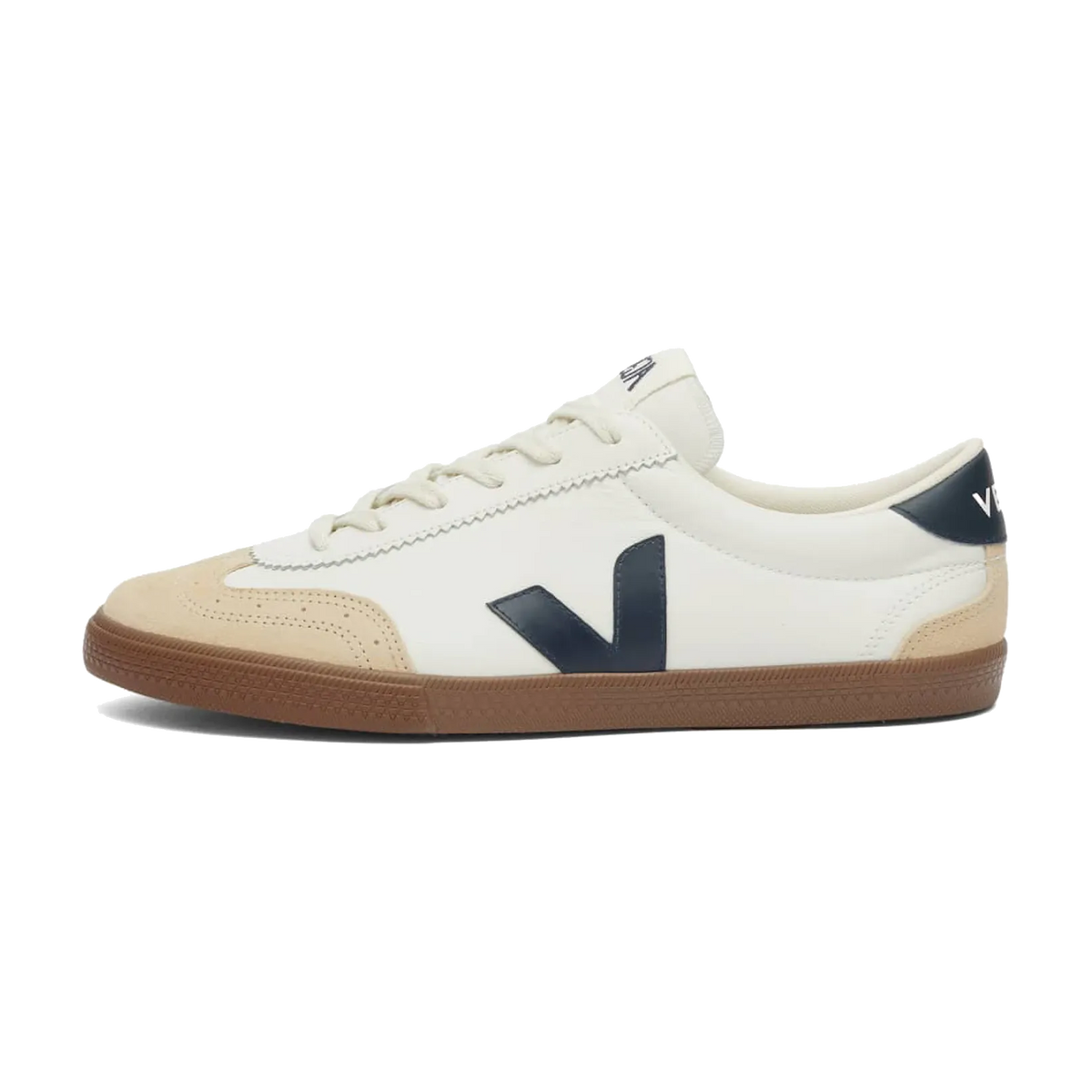 Veja Volley White Nautico, zijaanzicht met wit canvas, donkerblauwe V-logo, beige suède accenten en gumrazool