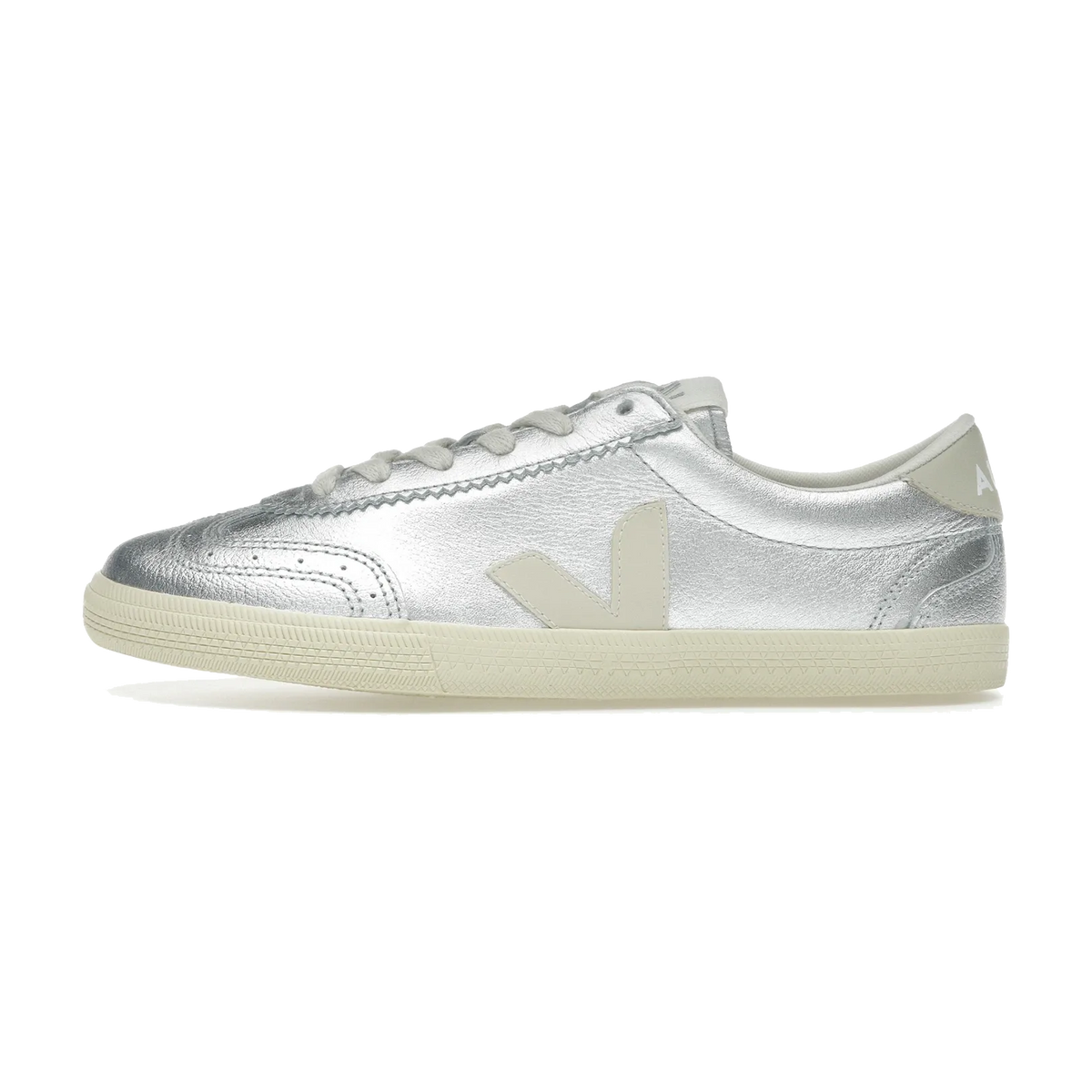 Veja Volley Silver Pierre zijaanzicht, metallic zilver leer met crème V-logo en witte zool