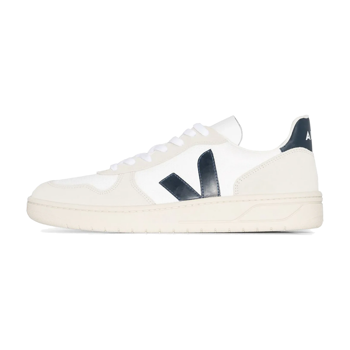 Veja V-10 B-Mesh White Nautico zijaanzicht, wit leer met donkerblauw V-logo en crèmekleurige zool