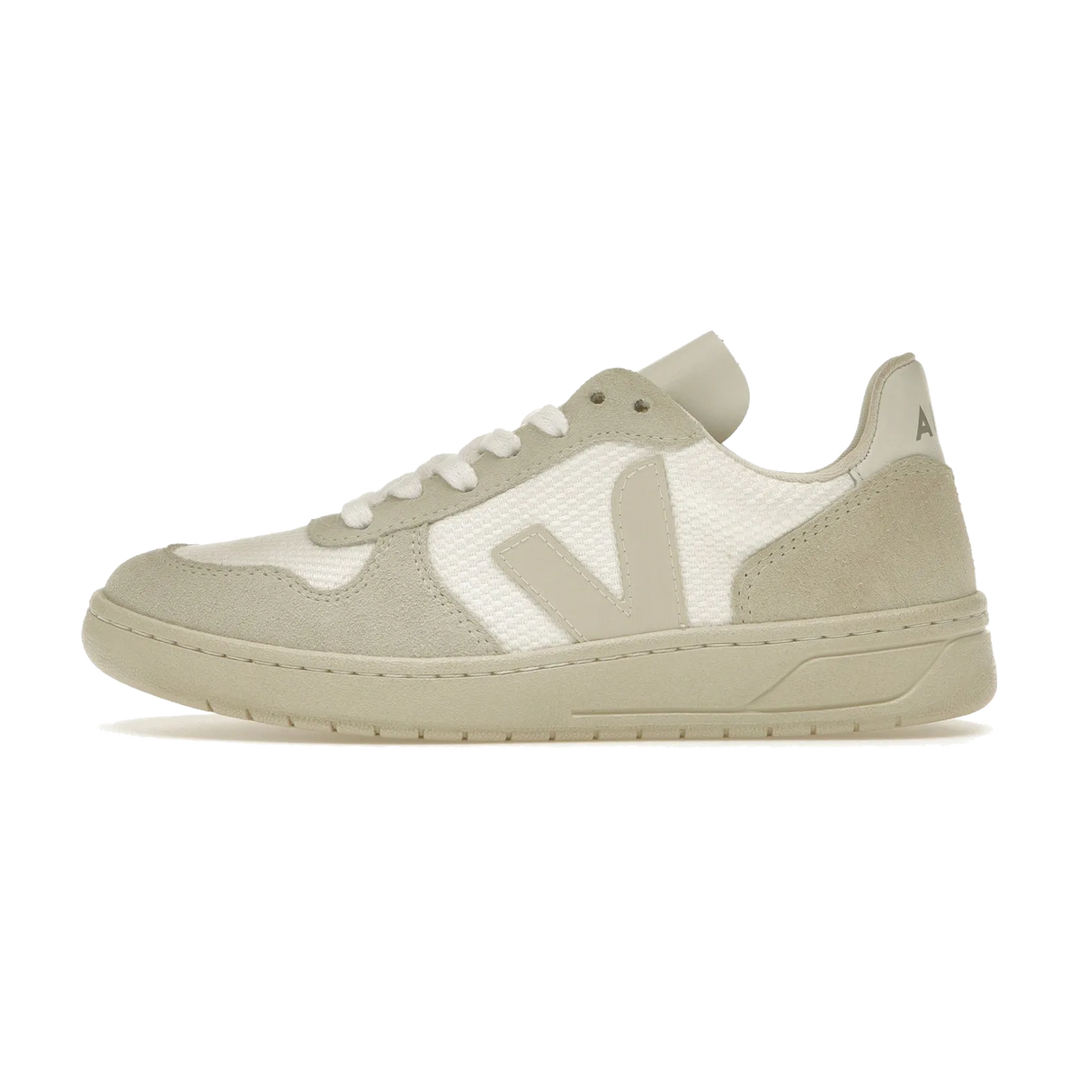 Veja V-10 Mesh White Natural, zijaanzicht met beige suède en wit mesh, V-logo zichtbaar