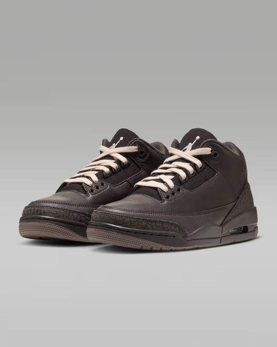Jordan 3 Retro Fireside, paar samen vooraanzicht met beige veters en gegraffeerde hielstuk