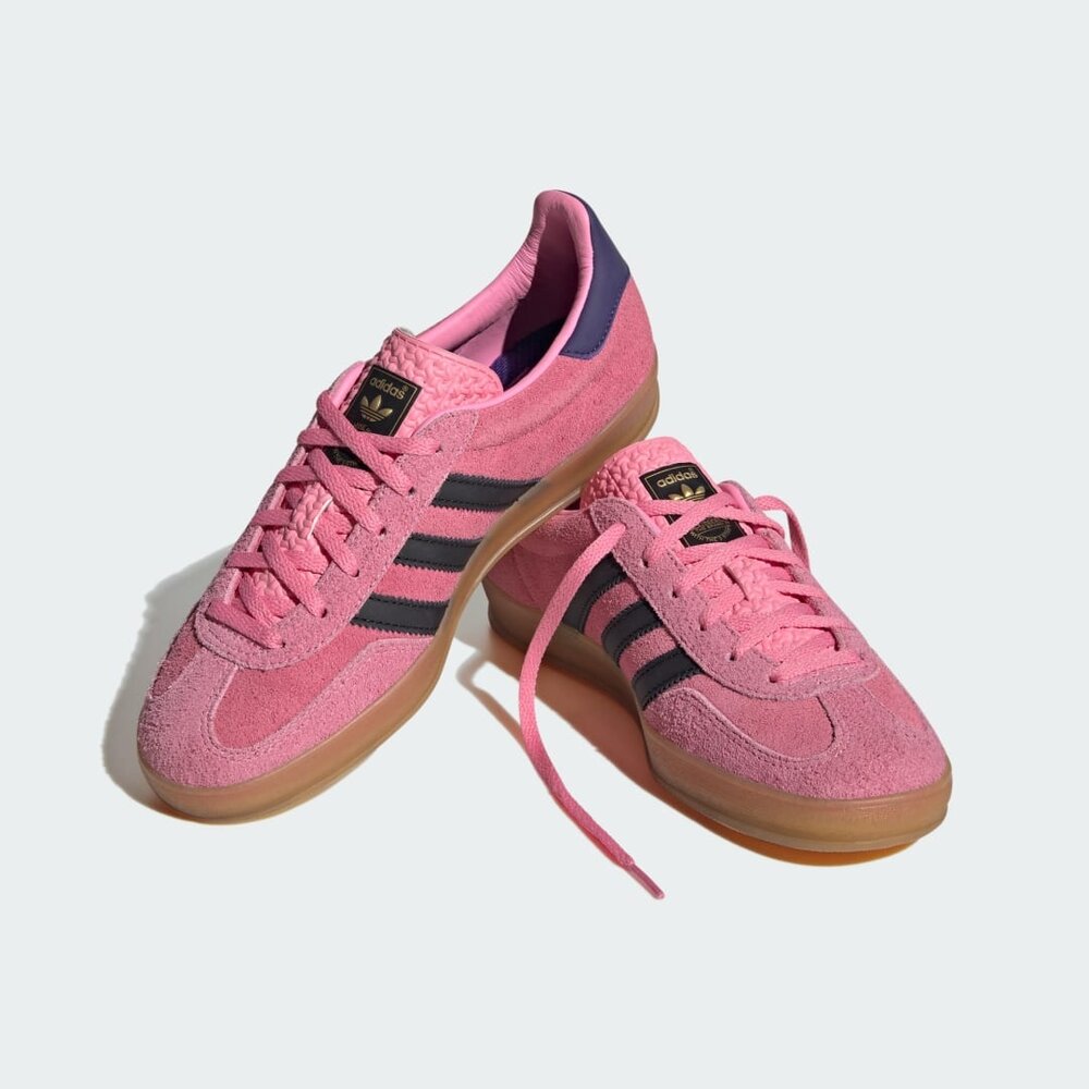 Adidas pink tennis outlet shoes